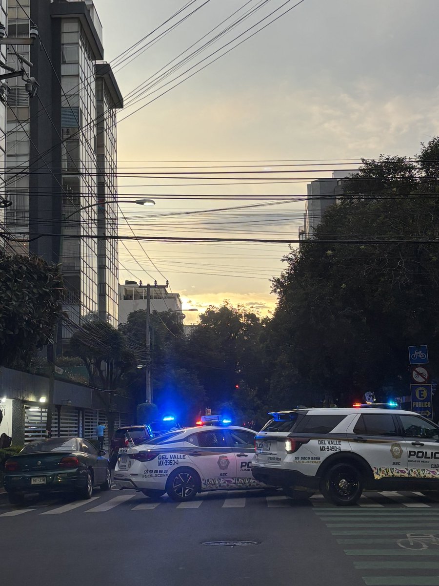 AlfonsoDvila1's tweet photo. A una cuadra de La Comer, enfrente del #221 hay un árbol caído y por lo tanto la calle está cerrada
@En_laDelValle saludos vecinos https://t.co/r2O6To7fei