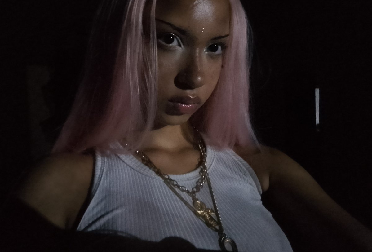 meanwhilevic's tweet photo. Angels have pink hair https://t.co/tnsCUtCzKH