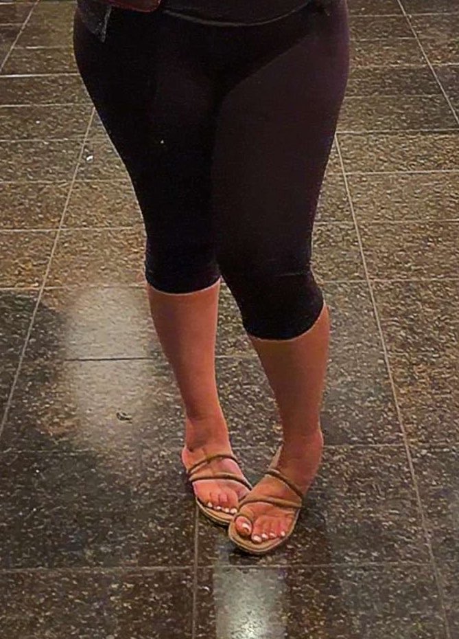 cutie19782's tweet photo. Night out with my toesies 😛 https://t.co/mWARSP4MVP