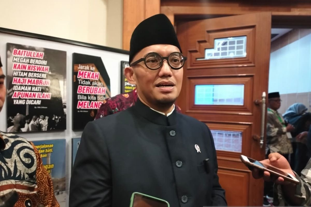 LambeSahamjja's tweet photo. guys lu pada tau gak nih
wamenhaj dahnil anzar simanjuntak bilang antrean haji berhasil dipangkas dari yang tadinya paling lama 49 tahun sekarang jadi cuma 14 tahun

ini gara-gara arahan langsung dari prabowo yang minta dicariin formula biar antreannya lebih pendek

tahun lalu formulasinya udah diubah dan rata-rata antrean di seluruh indonesia jadi 26 tahun

tapi prabowo masih bilang itu kelamaan makanya kemenhaj lanjut validasi 5,7 juta data jemaah haji yang ada

dari situ ketemu ada 400 ribu data yang ternyata invalid
setelah data invalid itu dibersihin baru ketauan antrean faktualnya sekarang cuma 14 tahun

jadi progresnya dari 49 tahun turun ke 26 tahun terus sekarang jadi 14 tahun sesuai target prabowo