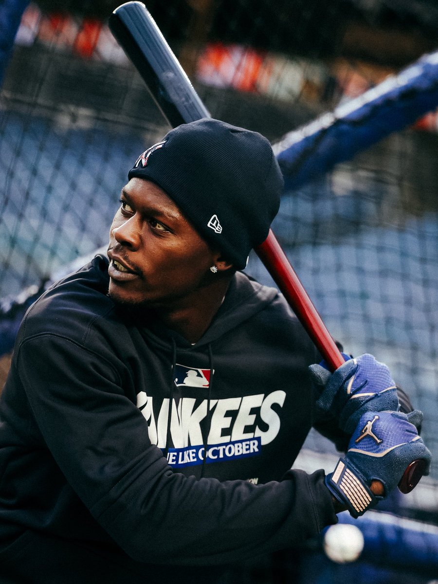 Yankees's tweet photo. Our favorite season is upon us 🍂

#RepBX | #Postseason https://t.co/gTLPUGpF7E