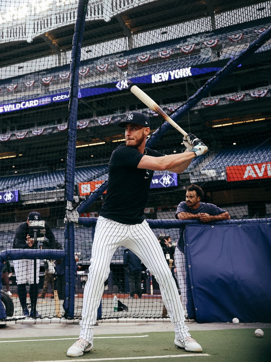 Yankees's tweet photo. Our favorite season is upon us 🍂

#RepBX | #Postseason https://t.co/gTLPUGpF7E