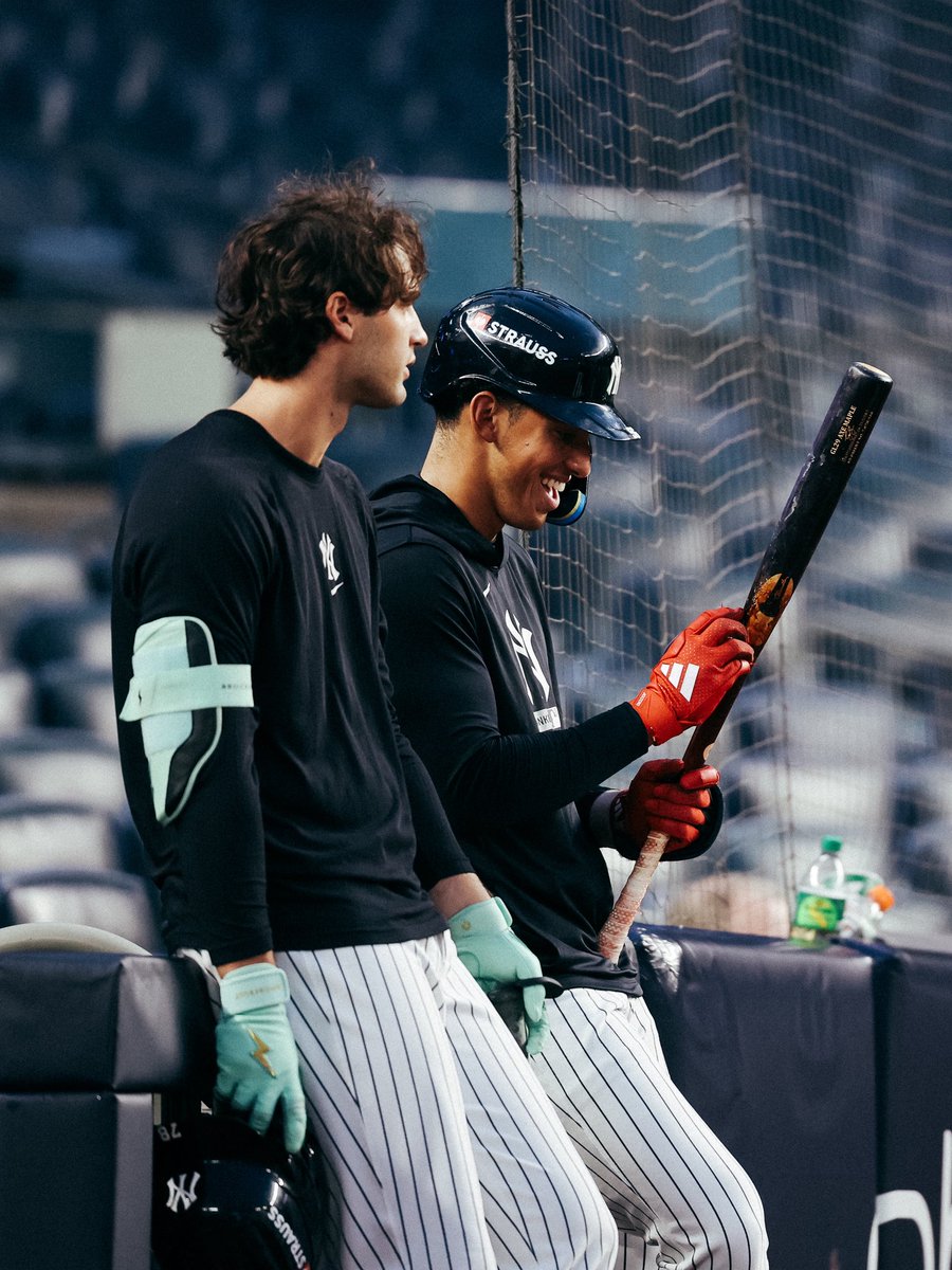 Yankees's tweet photo. Our favorite season is upon us 🍂

#RepBX | #Postseason https://t.co/gTLPUGpF7E