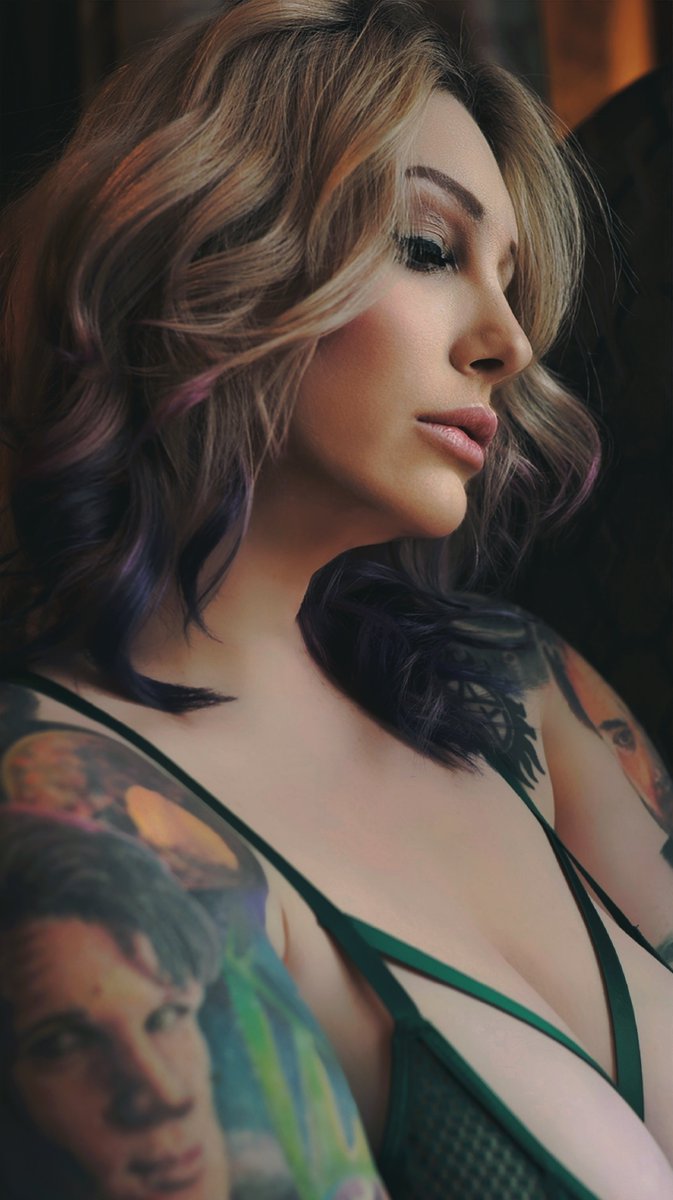 TheMoistQueen's tweet photo. Stillness is not the same as softness.
#playboyplaymate #fhmcovermodel #magazinemodel #themoistqueen #tattedbadass https://t.co/r5WXbom3M6