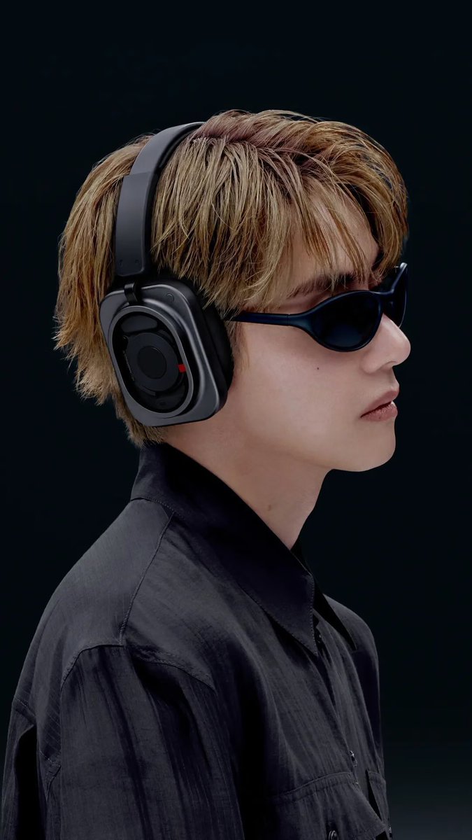 btsarmycol_'s tweet photo. 💜 V de BTS es oficialmente el nuevo Global Brand Ambassador de Nothing.

La colaboración comienza con la campaña de Headphone (1) Pro, un proyecto que une tecnología, música, diseño y creatividad.

Nothing cuenta que V fue una de las primeras personas en probar el producto y que participó en el proceso creativo de la campaña, desde la propuesta musical hasta la construcción de su concepto visual.

La campaña, fotografiada por Dorothea Sing Zhang, explora el movimiento y la expresión artística de V, con referencias que van desde Virtual Insanity y Singin’ in the Rain hasta los experimentos fotográficos de Eadweard Muybridge.

Para la banda sonora, V propuso inicialmente el jazz y finalmente la campaña llegó a “Tom’s Diner” de Suzanne Vega.

Una nueva colaboración entre V y Nothing que conecta dos mundos: tecnología y creatividad. 💜

🔗 Información oficial:
https://t.co/wifxz28qol