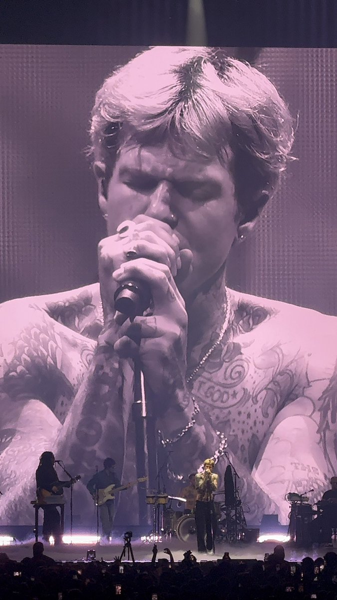 whtlirio's tweet photo. toda vez que eu to pensando em ficar triste eu vejo algum video do show que eu fui do the nbhd ai fico feliz dnv 
n tem como ser triste sabendo disso n tem como https://t.co/9URlhyUDFU