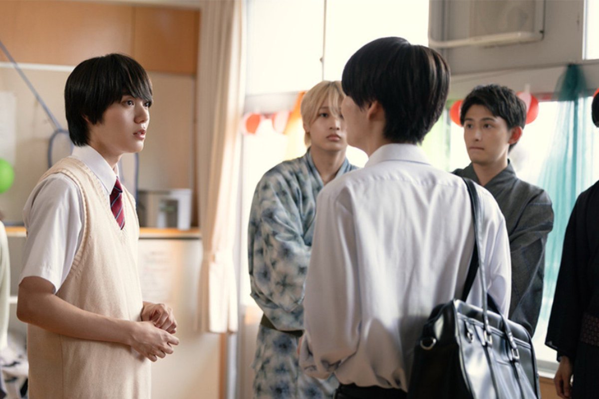 aosa_asoa's tweet photo. これ絶対あれじゃん、文化祭に遊びに来た鈴木の中学の時の友達でしょ
 #陽キャ集団 https://t.co/nHIKvSyGDH