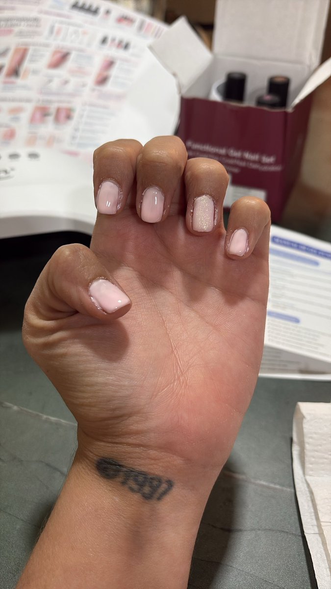 Aannaa_19's tweet photo. Primera vez que me hago la semi permanente en casa. ¿Tips para intentar no salirme por los laterales?😅 #uñas #semipermanente #help https://t.co/BU9DtgmnSh