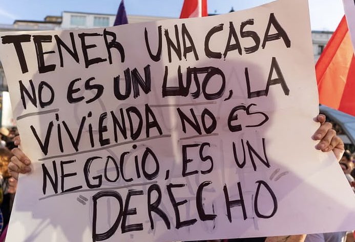 olgarodriguezfr's tweet photo. Acampada en Sol, tercer día:

La vivienda no es un negocio, es un derecho

Por una vivienda digna 

Con la vivienda no se especula 

Ellos por dinero, nosotras por amor 

@InquilinatoMad https://t.co/s7H0dPHiHO