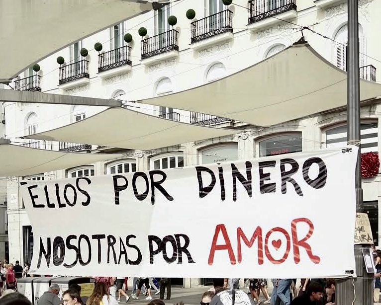 olgarodriguezfr's tweet photo. Acampada en Sol, tercer día:

La vivienda no es un negocio, es un derecho

Por una vivienda digna 

Con la vivienda no se especula 

Ellos por dinero, nosotras por amor 

@InquilinatoMad https://t.co/s7H0dPHiHO