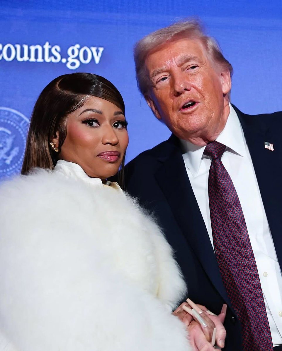updatecharts's tweet photo. Danny Bond sobre Nicki Minaj: 

“Eu não a apoio e não concordo com tudo que vem acontecendo, mas não vou parar de ouvi-la pra agradar vocês e o mérito dela de rainha do rap ainda tá longe ser substituído. Tem tanta coisa importante acontecendo no nosso país: Aumento do feminicídio, Fim da escala 6x1, Cidades inteiras alagadas… E o povo vem falar da Nicki? Pelo amor de Deus, sai do Twitter.”