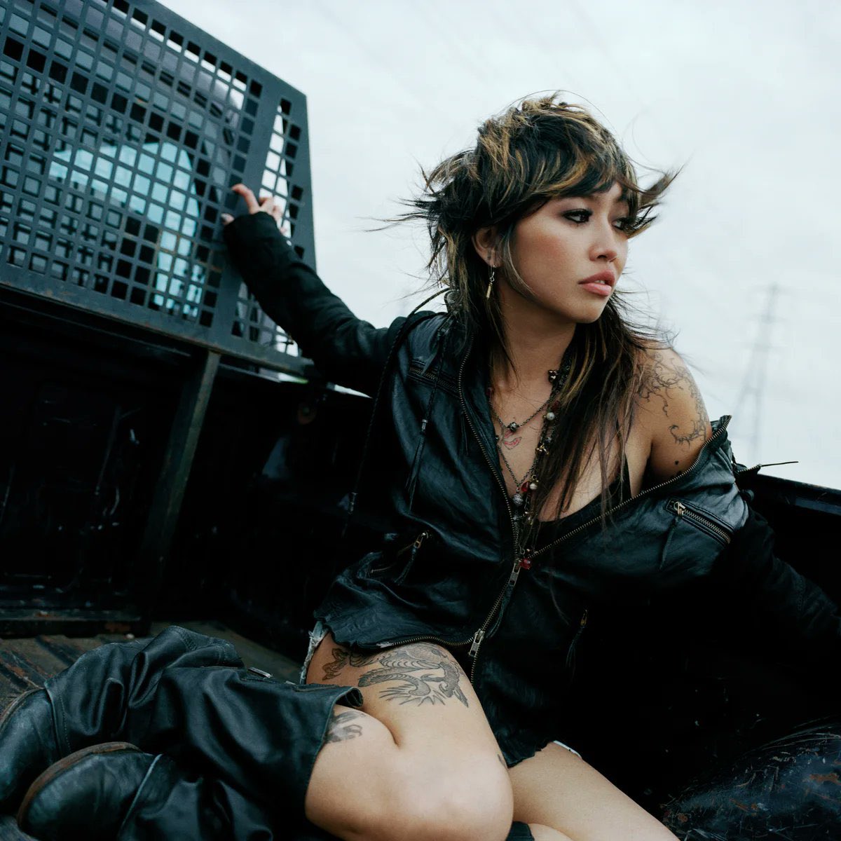 ChartUpdate_'s tweet photo. Beabadoobee’s ‘Pylon’ debuts at #7 on the Billboard 200 with 35K equivalent album units. 

It marks her first Top 10 album. https://t.co/14tcUHdgAD