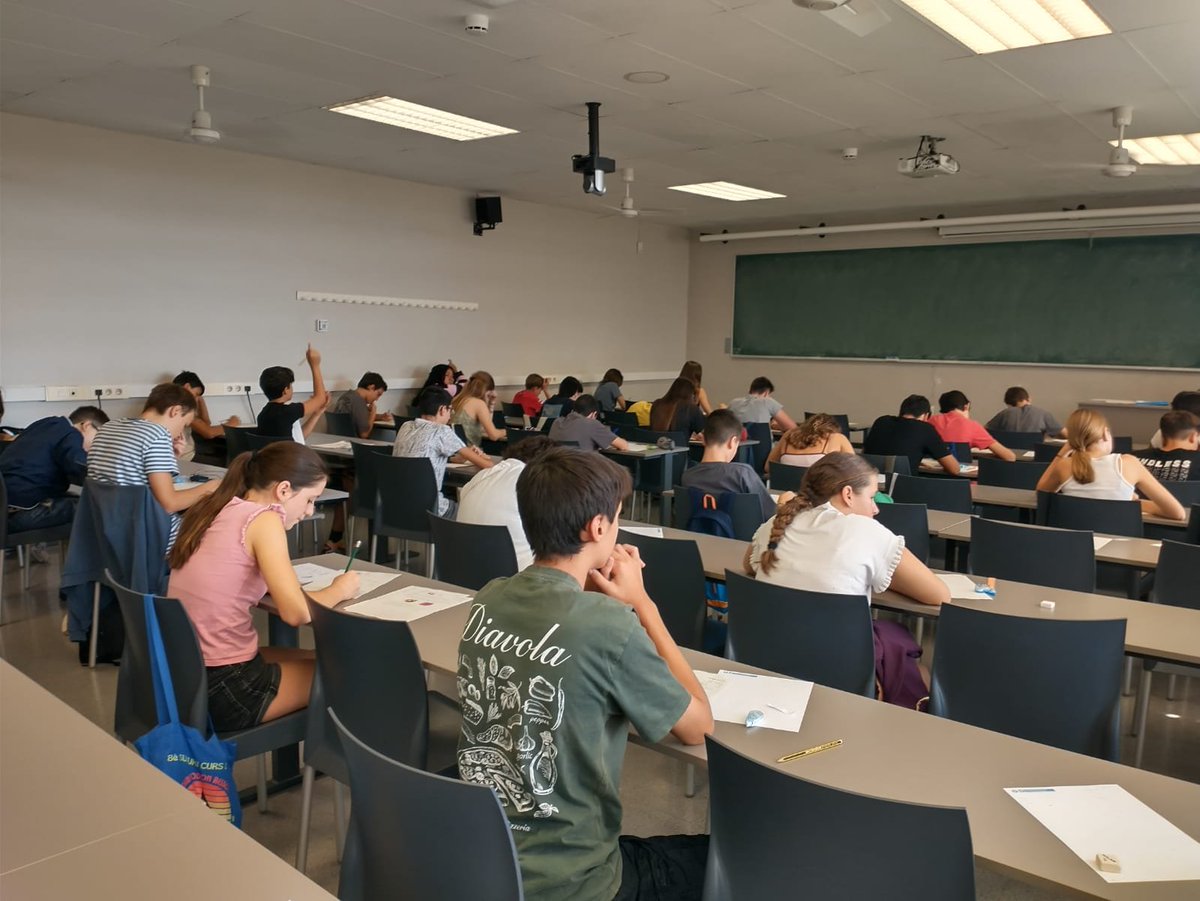 7demates's tweet photo. Alumnes ben joves a les aules de la @upcmanresa, el dissabte 26 de setembre posant-se a prova amb reptes de matemàtiques. https://t.co/nOUQeuDR8e
