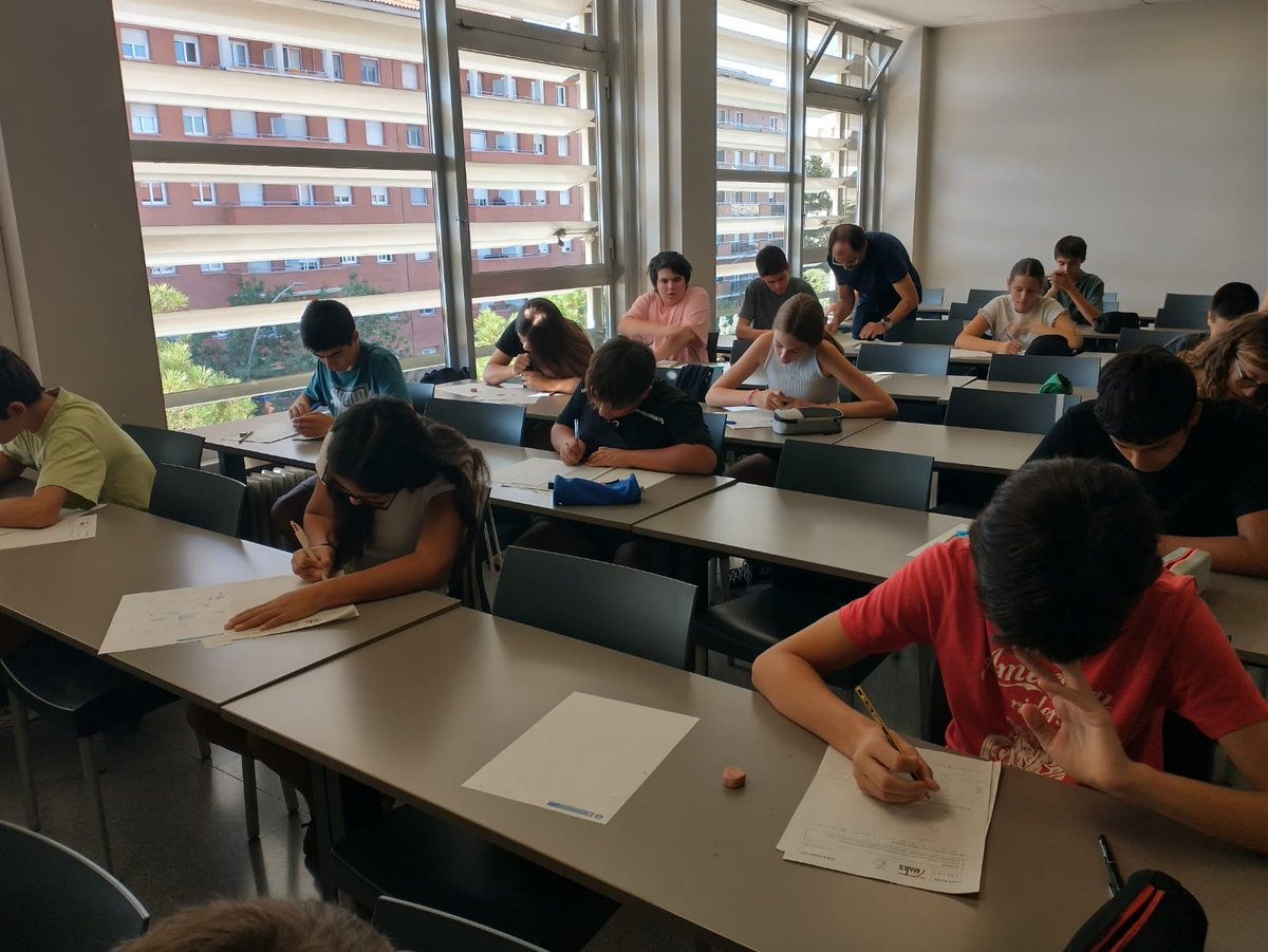 7demates's tweet photo. Alumnes ben joves a les aules de la @upcmanresa, el dissabte 26 de setembre posant-se a prova amb reptes de matemàtiques. https://t.co/nOUQeuDR8e