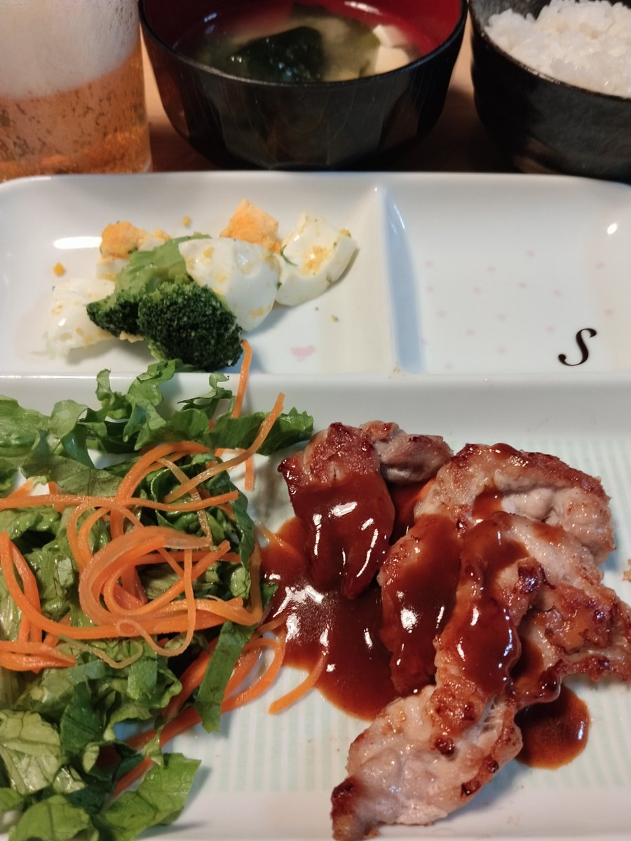SO0908's tweet photo. 雨なので筋トレしました。管理する側は、受験とか昇進とか年収とかで競争させたい。楽だから。でも、他人と競争すると不幸になります。競争から降りるためにはある程度の資産が必要です。
#朝筋トレ
#アッパーマス層 https://t.co/kS2vDh7lXC