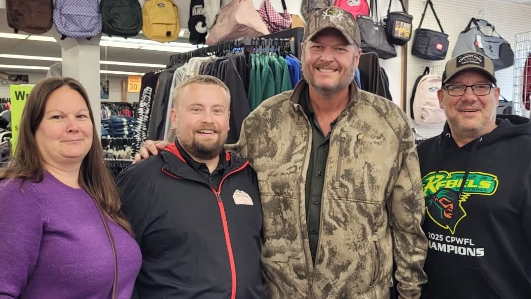 rdnewsNOW's tweet photo. Blake Shelton visits Rocky Mountain House https://t.co/9DF2Qz4tTw https://t.co/xh25okChMf