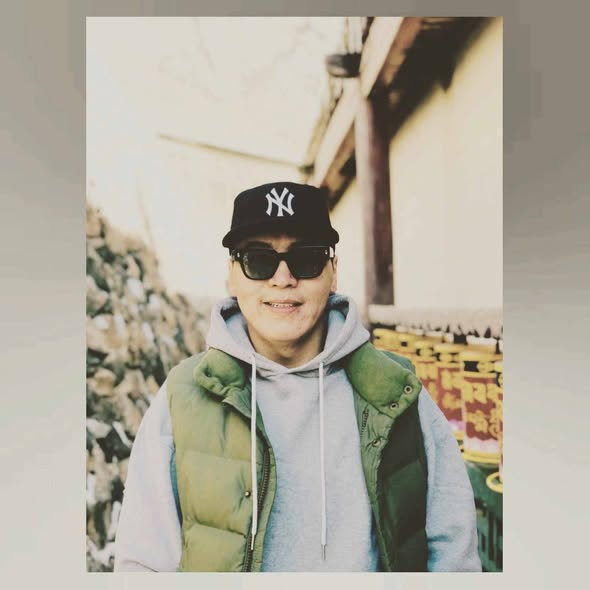 NenSoniuch's tweet photo. Шинэцэцэг СУИС: 15 цагийн өмнө:
Хуулийн байгууллага юу олж яаж нотлоод байгаа юм бол доо?
Нийлж бүлэглэсэн яргачид нь нэгийгээ хамгаалахад тэр нь шууд мултарна гэж юу гэсэн үг вэ?
 Г.Халтар сэжигтнээр ч татагдаагүй байгаа!!!
Бусад нь үхэн хатан Намжим, Халтар 2г хамгаалж байгаа. Энэ 2 нь дээс томж, танил талаараа бусдыгаа мултлах юм болов уу? Ямар ч байсан онцгой 2 доо.
Намайг буцааж шоронд хийнэ гээд сайтуудаар ч, Намжимын усан толгойтой эгч нь өөрөө комментоор ч, мсжээр ч өнгөрсөн 9 сарын хугацаанд сүрдүүлсээр байгаа!
Шоронд битгий хэл шороонд булагдсанаас дор тарчилж яваа намайг шоронд хий л дээ. Би харин хэзээ ч зогсохгүй!
Энэ дэлхийн бүх хүн та нарыг гэмгүй гэсэн ч би та нарын надад хийснийг ярьсаар үхнэ!!!
Ийм хэрэг болсон гэж огт мэдээгүй гээд энэ жил ульж https://t.co/iUjb41B3ct.д ярилцлага өгсөн Намжим одоо мэдэхээр барах уу бүр хүчин хийсэн бүгд намайг гэмгүй гэж нотолж байгаа гэж хоолойн хэрээр бархирч яваа шүү!
Ийм барин тавин ярьж өөрийгөө барьж өгөөд байгаа хүүхэн яагаад сэжигтэн биш юм бэ????? https://t.co/VTMDxPkyqY