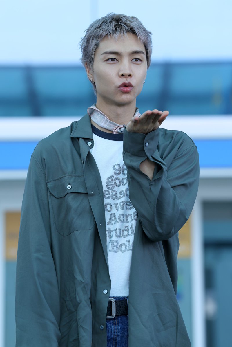 Jeff__Benjamin's tweet photo. Johnny of @NCTsmtown looked adorable posing for cameras in an @acnestudios fit before departin for his flight from Incheon International Airport https://t.co/3anpTHuw5J