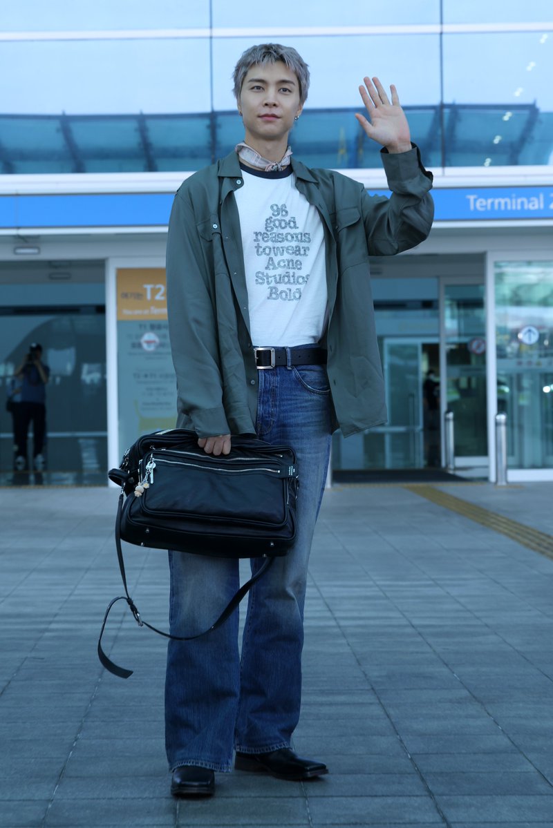 Jeff__Benjamin's tweet photo. Johnny of @NCTsmtown looked adorable posing for cameras in an @acnestudios fit before departin for his flight from Incheon International Airport https://t.co/3anpTHuw5J