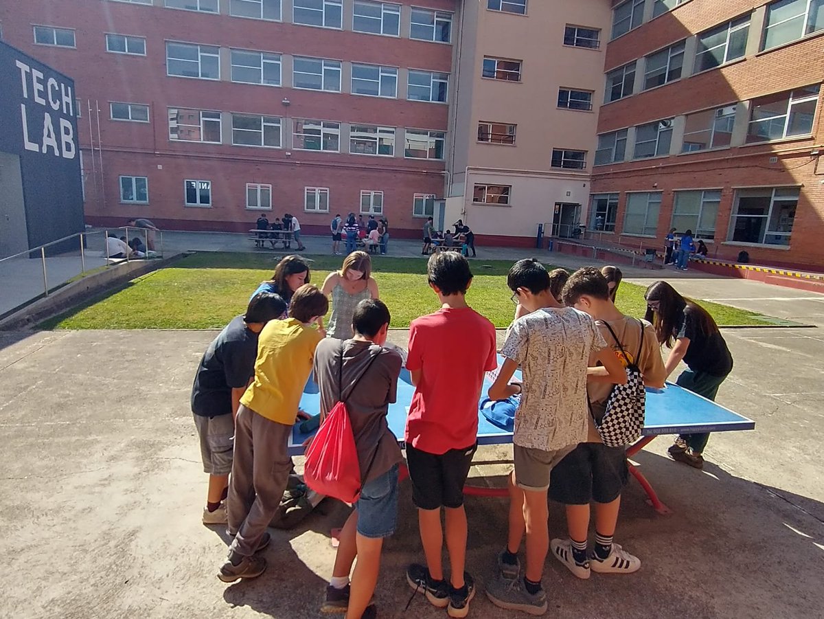 7demates's tweet photo. A la segona part van resoldre un repte per equips. Va ser també una ocasió per conèixer altres nois i noies, interessats també en aprendre més matemàtiques. https://t.co/M6PYCk6m6c
