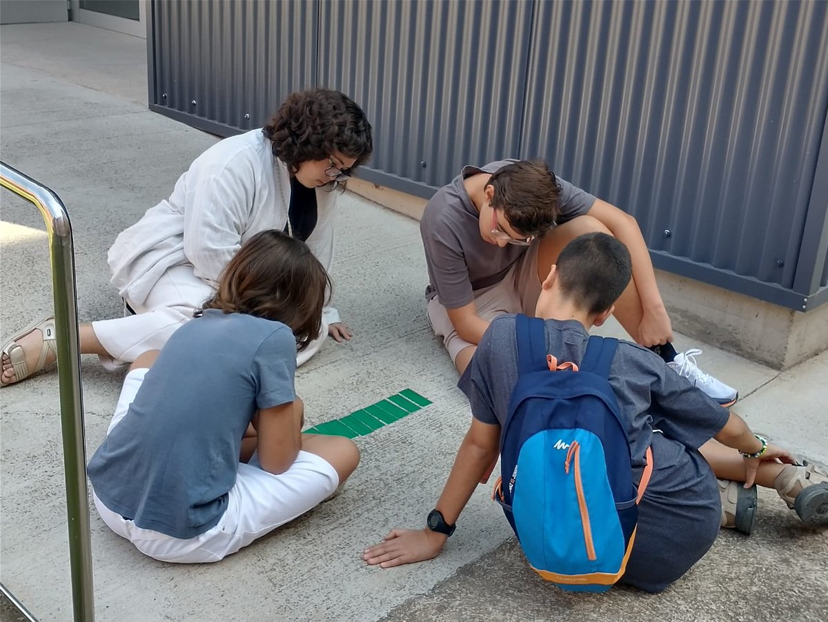 7demates's tweet photo. A la segona part van resoldre un repte per equips. Va ser també una ocasió per conèixer altres nois i noies, interessats també en aprendre més matemàtiques. https://t.co/M6PYCk6m6c