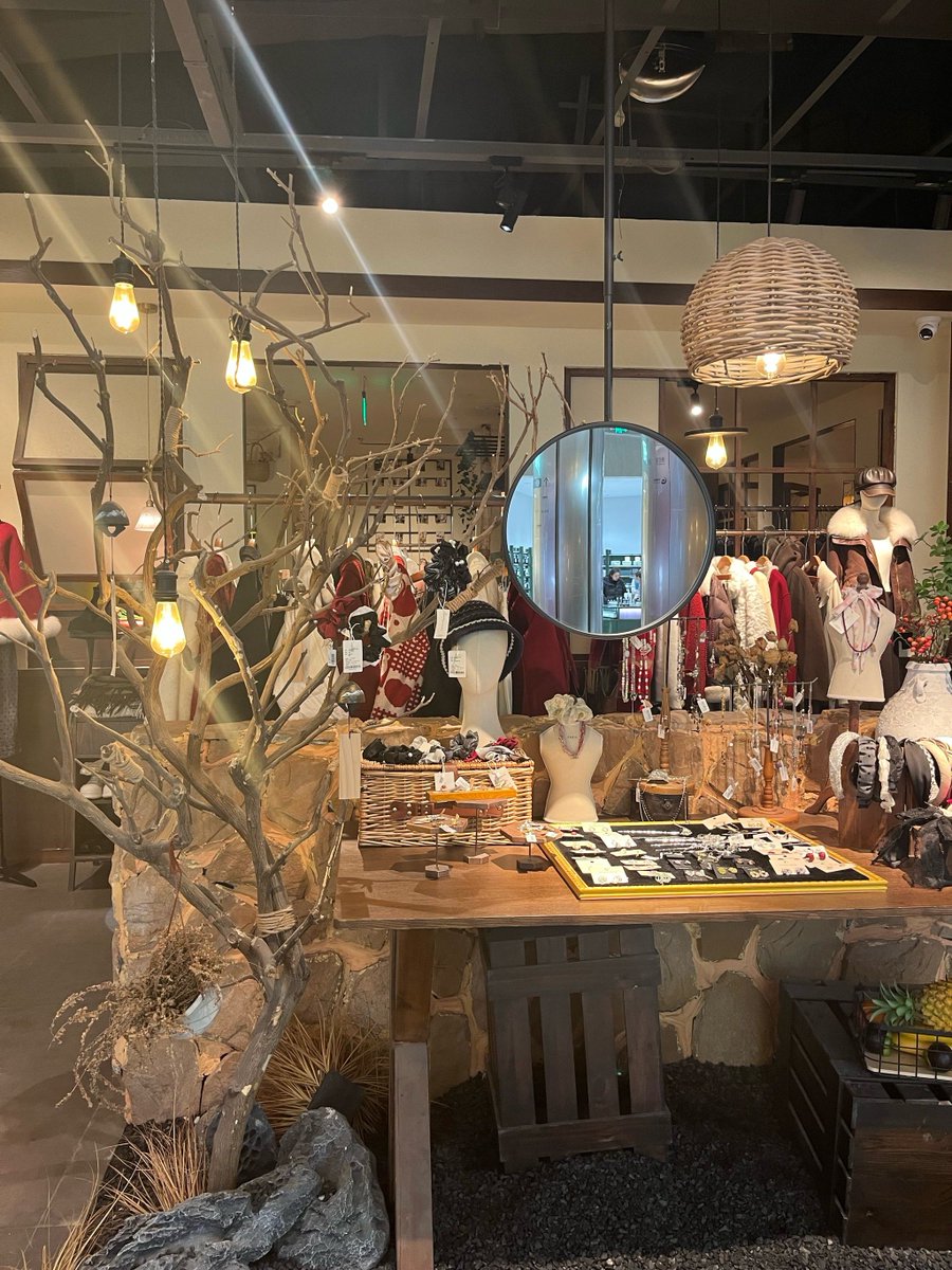 nammin1004's tweet photo. [Shallow stalls fill with clustered goods, each carrying small yet warm daily vibes]， https://t.co/5pJeltgm0G