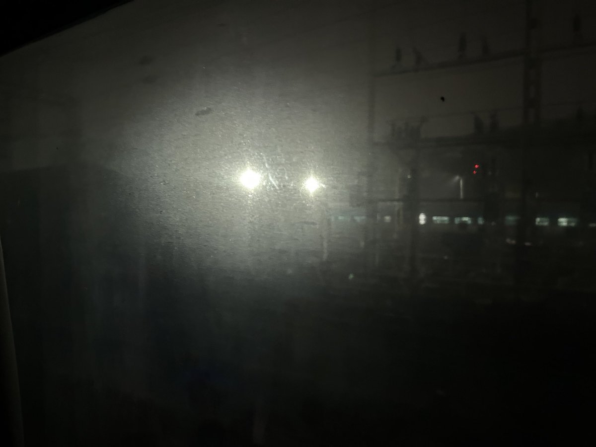 chaluatmaa's tweet photo. @IRCTCofficial @AshwiniVaishnaw @drm_dli @drmprayagrajnc @RailMinIndia And why the hell the windows aren’t cleaned properly? https://t.co/GPpCyPMmm4