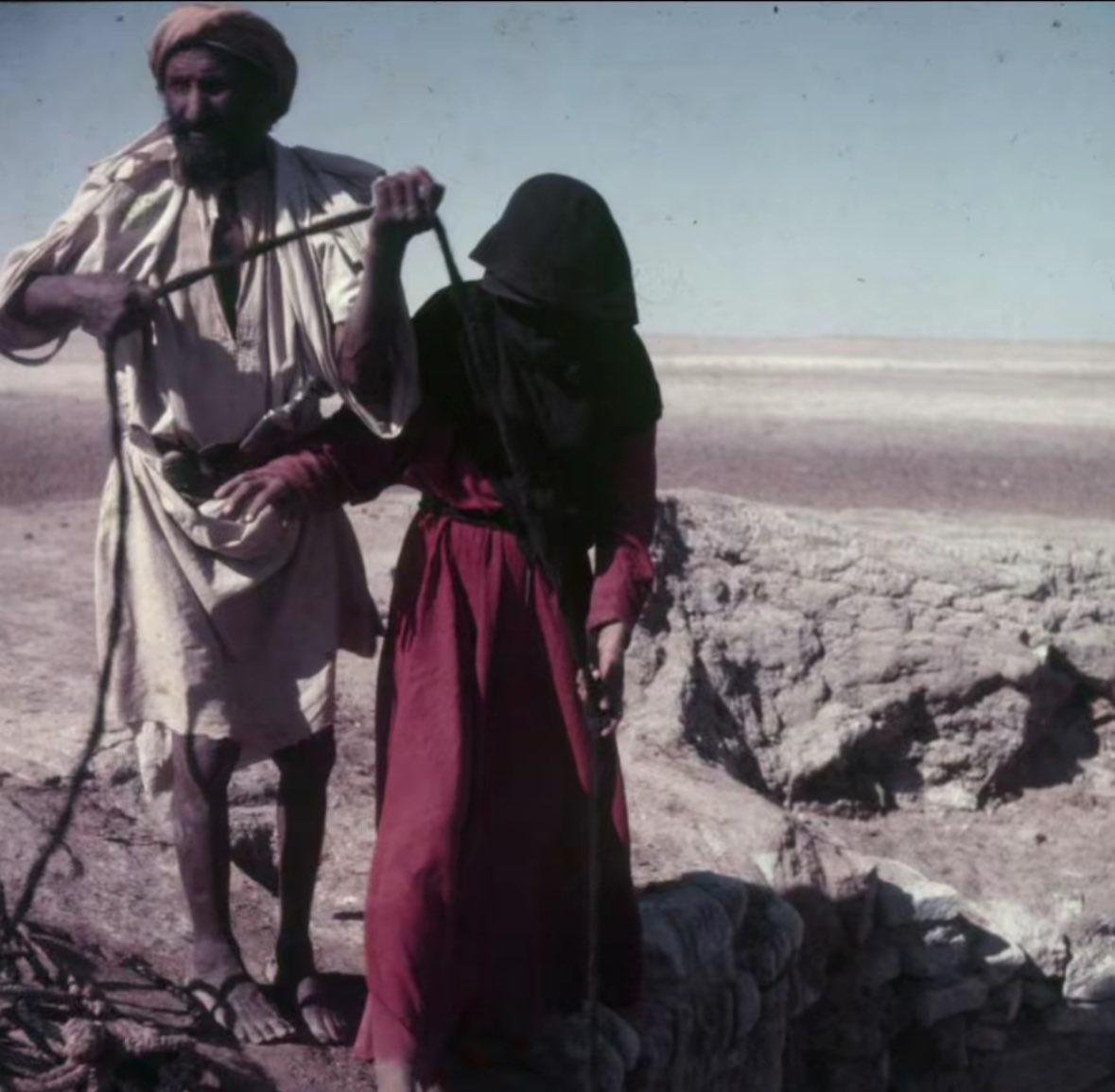 Xkl6w's tweet photo. بئر الشعيبة، 8 فبراير 1952م.صورة نادرة لامرأة
من قبيلة عتيبة https://t.co/03RlZg8gRj