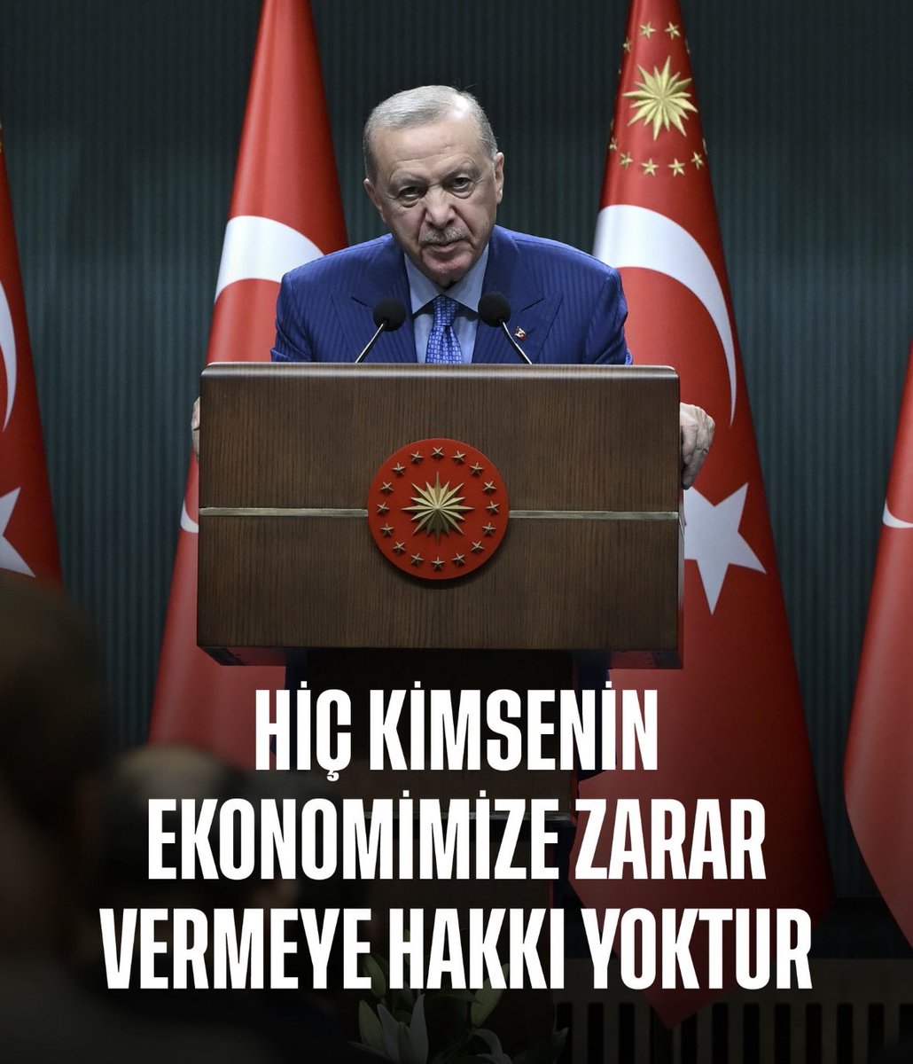 avabdullahguler's tweet photo. Cumhurbaşkanımız Sn.@RTErdogan; 

Sermaye piyasalarımızda yaşanan gelişmeleri çok yakından takip ediyoruz.

Ekonomi kurmaylarımız, diğer sorumlu birimlerimizle koordinasyon içinde yoğun bir mesaiyle çalışmaktadır.

Biz de ilgili arkadaşlarımızla istişare halinde gerekli adımların atılmasını süratle temin ediyoruz.   

Türkiye, bugün 2 trilyon dolara yaklaşan bir ekonomik büyüklüğe sahiptir.

Türkiye’nin finansal sistemi güçlüdür.

Yaşanan sorun, fon piyasasının sınırlı bir bölümünde meydana gelmiştir.

Finansal sistemimize sirayet etmiş herhangi bir risk mevzubahis değildir.

Türk sermaye piyasası dayanıklıdır, temelleri sağlamdır, bu sınamanın üstesinden rahatça gelecek kapasiteye de hamdolsun ziyadesiyle sahiptir.

Her kim aksini iddia ediyorsa Türkiye borsasına, Türkiye ekonomisine, Türk halkına çok büyük bir haksızlık yapmış olur.

Muhalefet figürleri dâhil hiç kimsenin sırf siyasi mevzi kazanmak uğruna ekonomimize zarar vermeye, yatırımcıları tedirgin etmeye hakkı yoktur.
