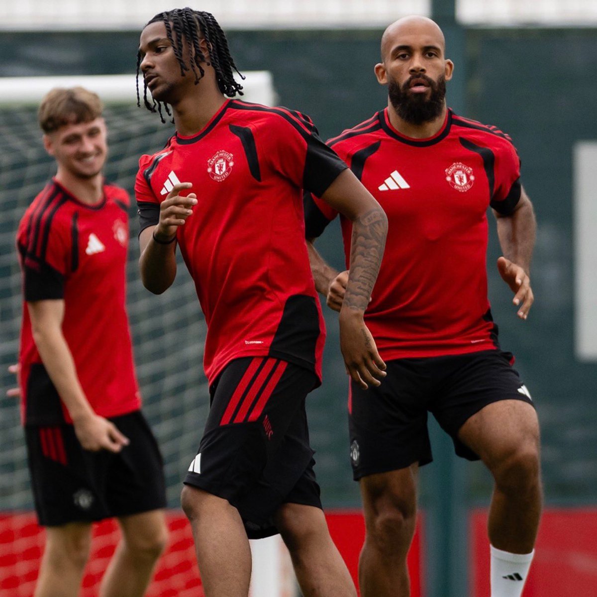 UnitedUpdates's tweet photo. 🚨🚨 | 𝐍𝐄𝐖: Manchester United are IMPRESSED with Tynan Thompson’s progress and what he can bring to the first team.

Michael Carrick is KEEN to give the 18-year-old more first-team opportunities this season. [@MENnewsdesk] #mufc https://t.co/UG7xwMcIAh