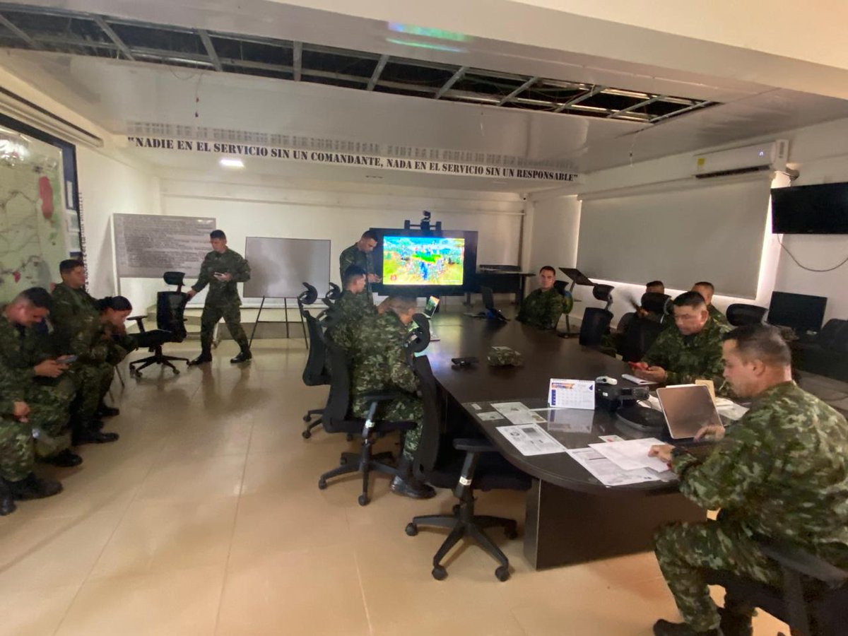 Ejercito_DANTE's tweet photo. Como parte del Plan de Campaña Institucional Luz y Honor, Transparencia en Acción, se capacitó al personal de la  BR28 y sus unidades sobre prevención, sensibilización y canales de denuncia, fortaleciendo la ética y la construcción de integridad. #EjércitoTransparente https://t.co/SD3EsmbvS5