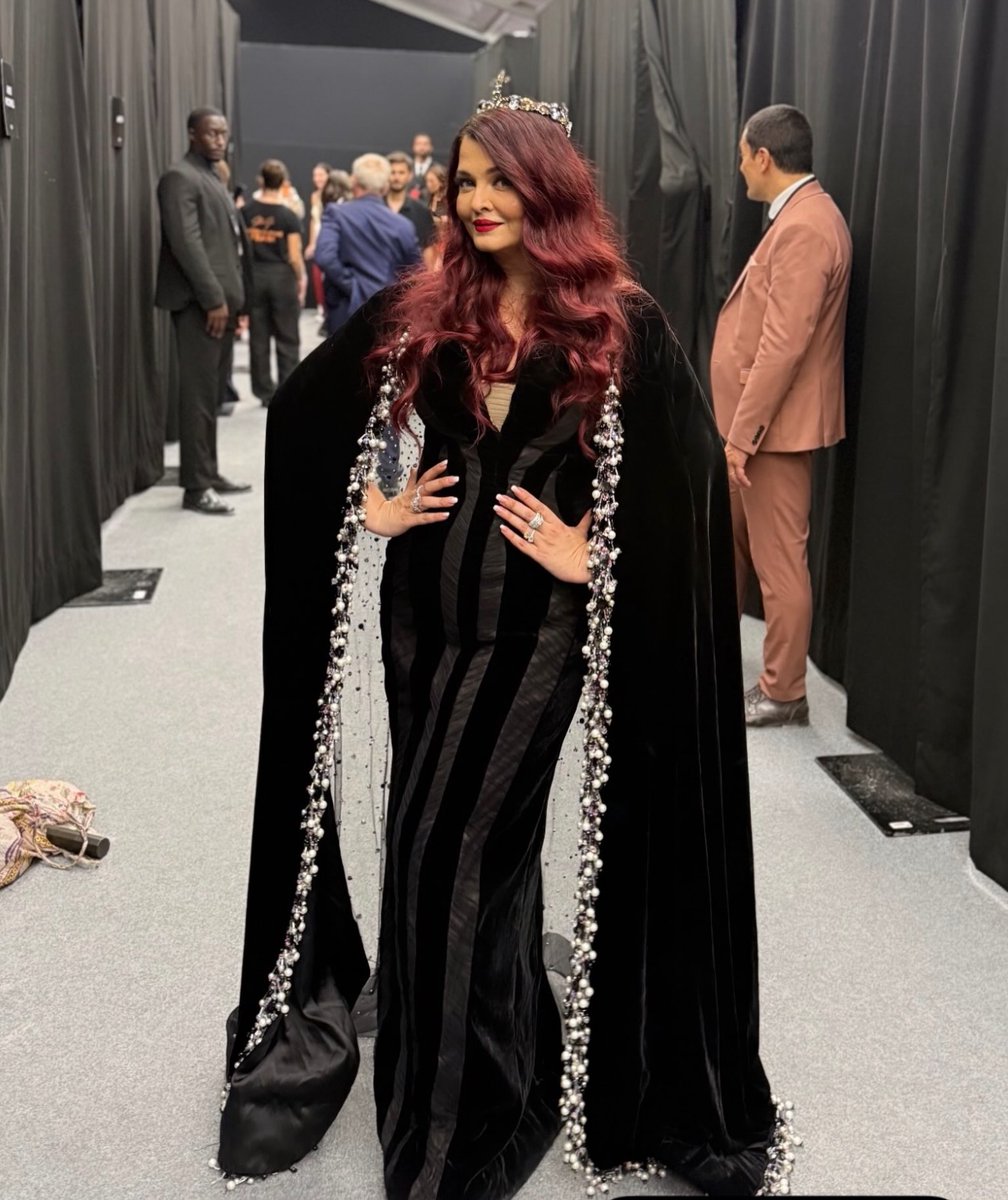 filmfare's tweet photo. Beauty in black!😍

#AishwaryaRaiBachchan looks ethereal as she stuns in black at a fashion show in Paris. https://t.co/6Zsv50OKvf