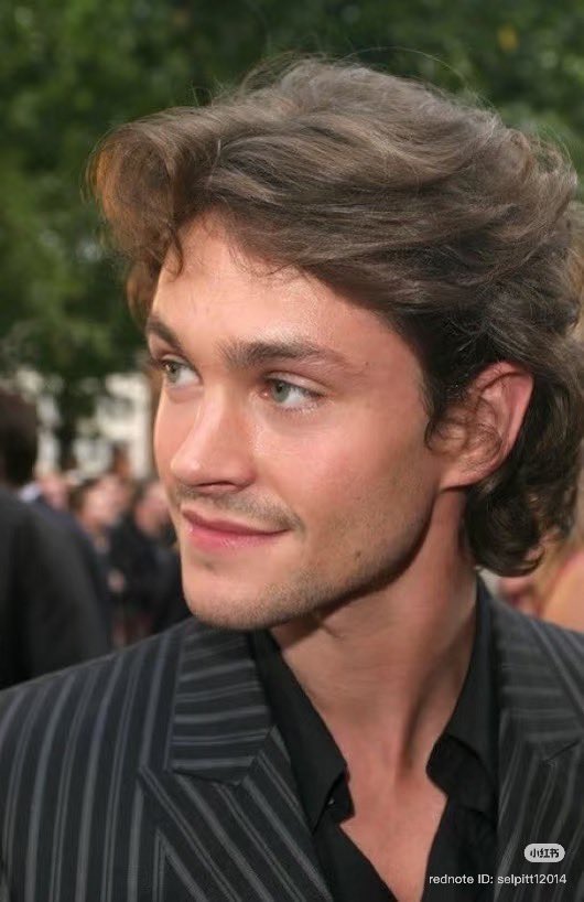ChupakbraRipper's tweet photo. Hugh Dancy’s Chinese nickname is
小茶杯 (xiǎochábēi). It means little teacup, and it’s a reference to Hannibal (obviously).

Some not so common Hugh Dancy pictures I found on 小红书 and other Chinese websites, a thread: https://t.co/Cg340Kk9Kl