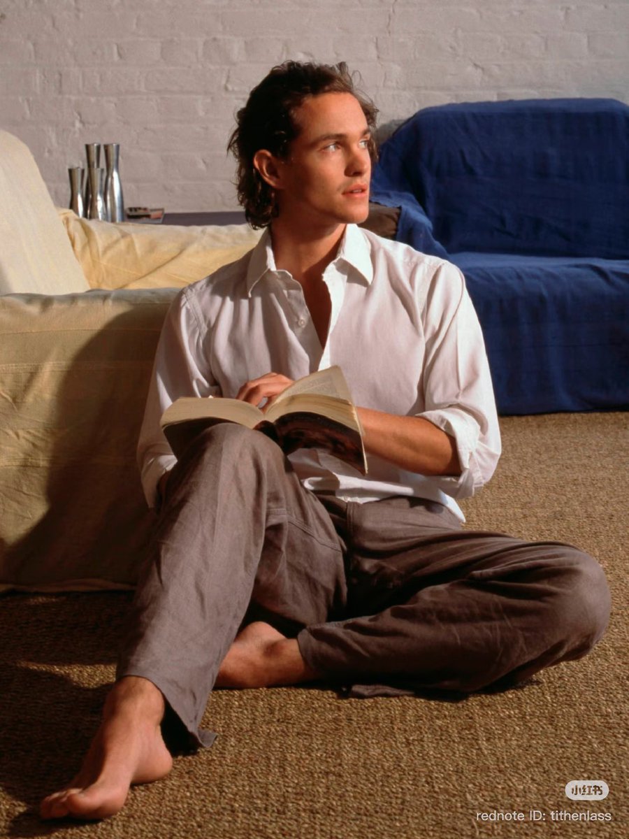 ChupakbraRipper's tweet photo. Hugh Dancy’s Chinese nickname is
小茶杯 (xiǎochábēi). It means little teacup, and it’s a reference to Hannibal (obviously).

Some not so common Hugh Dancy pictures I found on 小红书 and other Chinese websites, a thread: https://t.co/Cg340Kk9Kl
