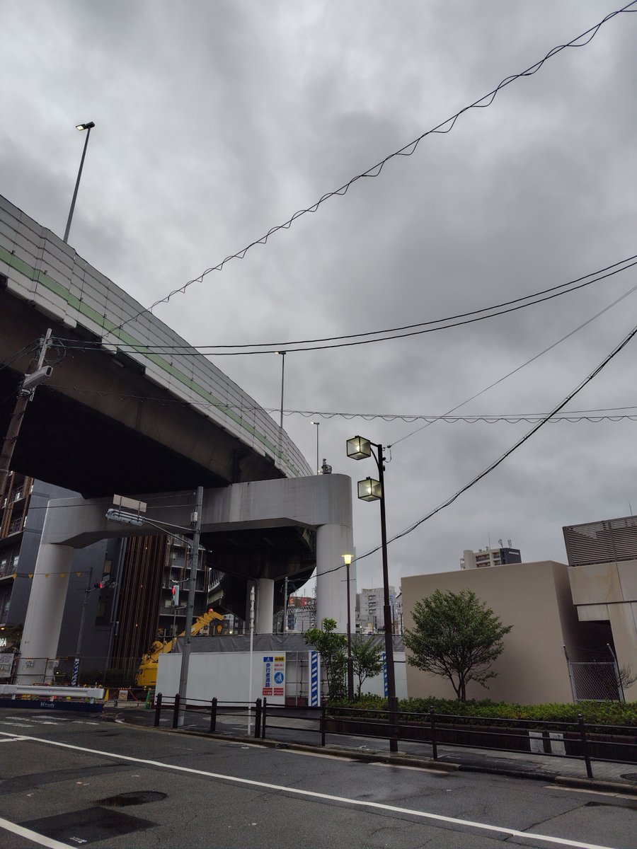 ODAkizuten's tweet photo. おはようございます☂️
木津市場の業務用スーパー、オーディエーです

今日も朝からしっとりして会社に到着しました🫠

お箸の取り扱いがひとつ増えました。

杉を炭化させた素材で作られたらんちゅう箸はお料理をさらにランクアップさせくれる存在です🙂

#企業公式が毎朝地元の天気を言い合う https://t.co/H3L8I8lhek