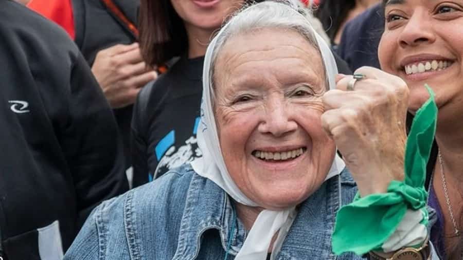 myriambregman's tweet photo. Pañuelo verde, como ellas.  #EsLey https://t.co/KYqCyOldbx