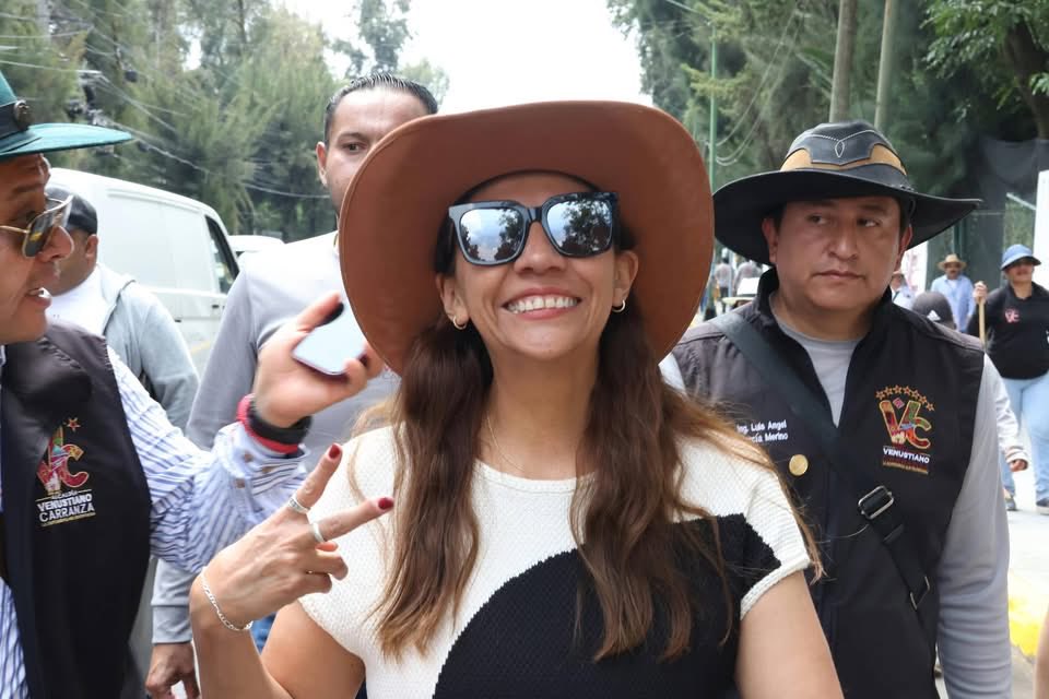 evelyn_parraA's tweet photo. ¡Gracias a todo el equipo de la Alcaldía y a nuestras vecinas y vecinos que se sumaron al #TequioEnDeportivoOceanía! ❤️💪🏽

Los resultados se construyen en territorio, escuchando y trabajando juntos. 🧹🌳

¡En #VCarranza no paramos! 🔥

#TequioEnTuColonia #LaEnergíaQueTransforma https://t.co/ZIaMu1ukP2