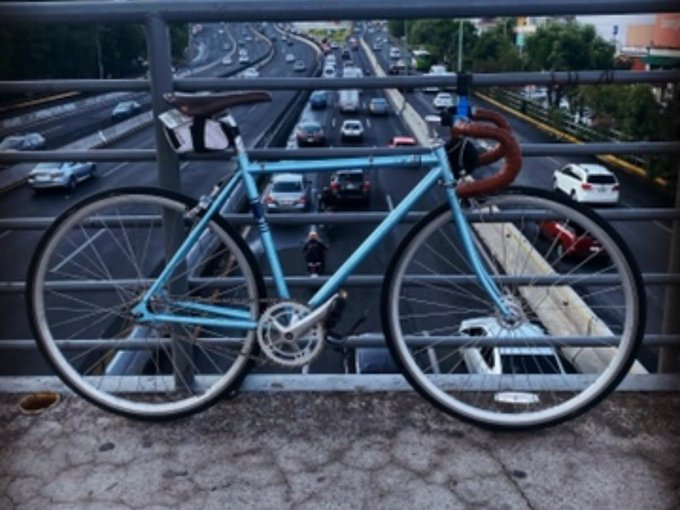 ixcolai's tweet photo. Gente, está entre Tlatelolco y el metro Guerrero, una bici azul, asiento y manillar de cuero café, salpicadera trasera; si la ven, deténgalo o síganlo, se entregará recompensa.
https://t.co/MxYMzKU09b https://t.co/G29lE7Ztq6