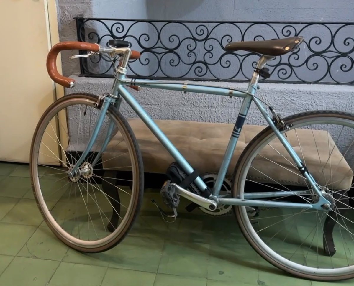 ixcolai's tweet photo. Gente, está entre Tlatelolco y el metro Guerrero, una bici azul, asiento y manillar de cuero café, salpicadera trasera; si la ven, deténgalo o síganlo, se entregará recompensa.
https://t.co/MxYMzKU09b https://t.co/G29lE7Ztq6