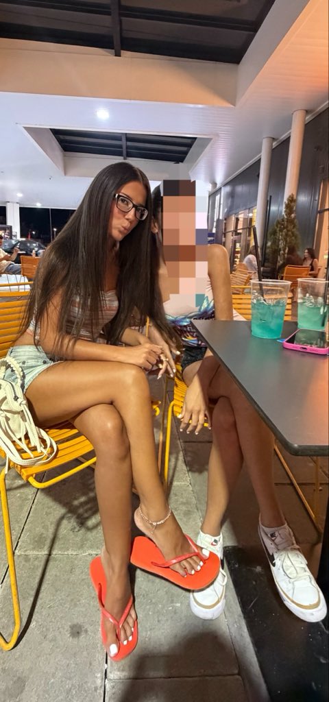youpaymia's tweet photo. Sniff our feet https://t.co/yR8JnZEfBa