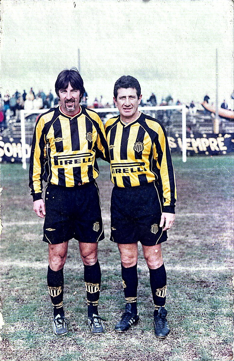 adolfobaran's tweet photo. Muy Feliz cumpleaños querido Peñarol !!!
Gran abrazo y agradecimiento a todos en estos hermosos 135 años, en especial a esos ídolos que de joven me dieron tantas alegrías. 🎂🥂🏆🏆🏆 https://t.co/x9fDoY8yln