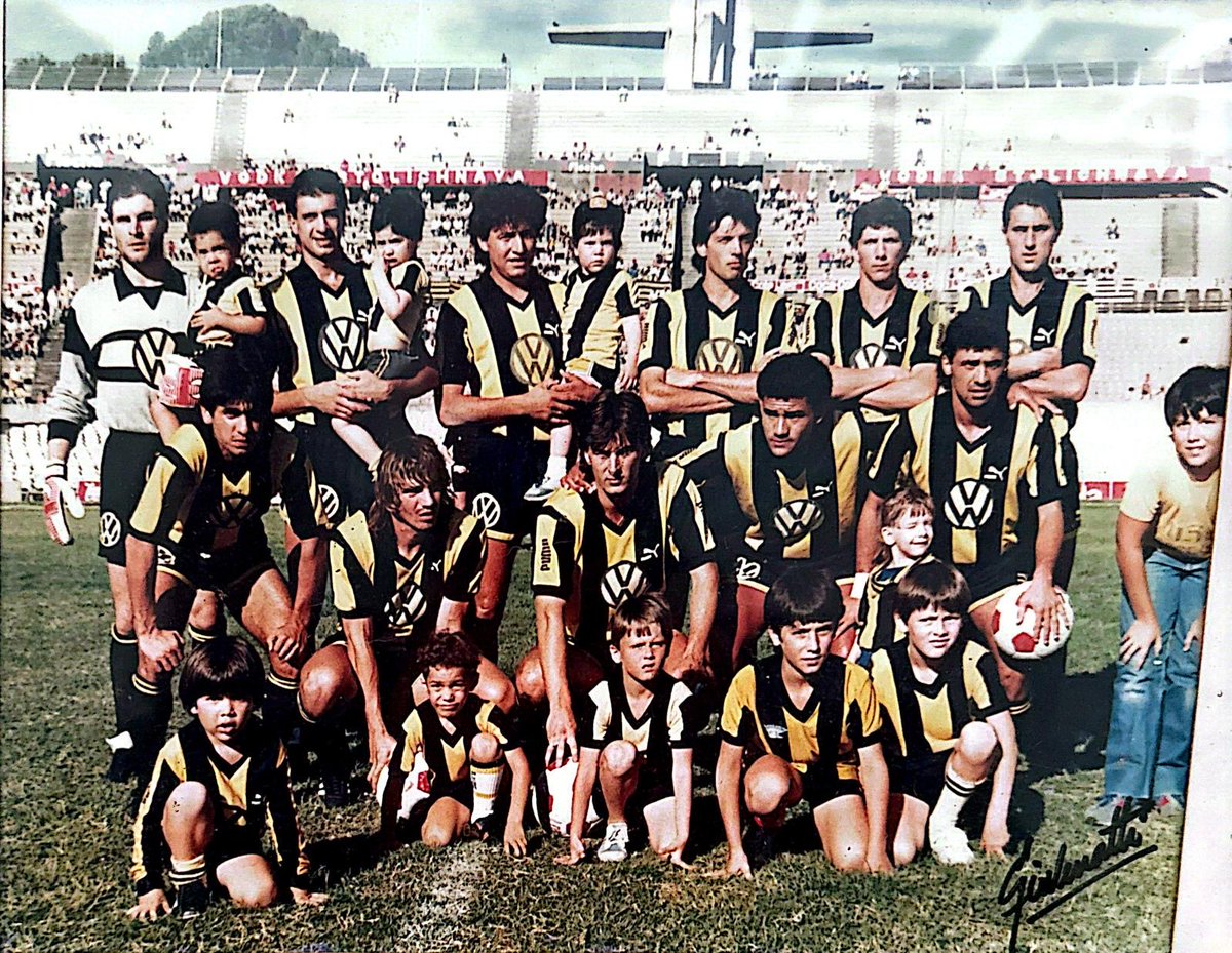 adolfobaran's tweet photo. Muy Feliz cumpleaños querido Peñarol !!!
Gran abrazo y agradecimiento a todos en estos hermosos 135 años, en especial a esos ídolos que de joven me dieron tantas alegrías. 🎂🥂🏆🏆🏆 https://t.co/x9fDoY8yln