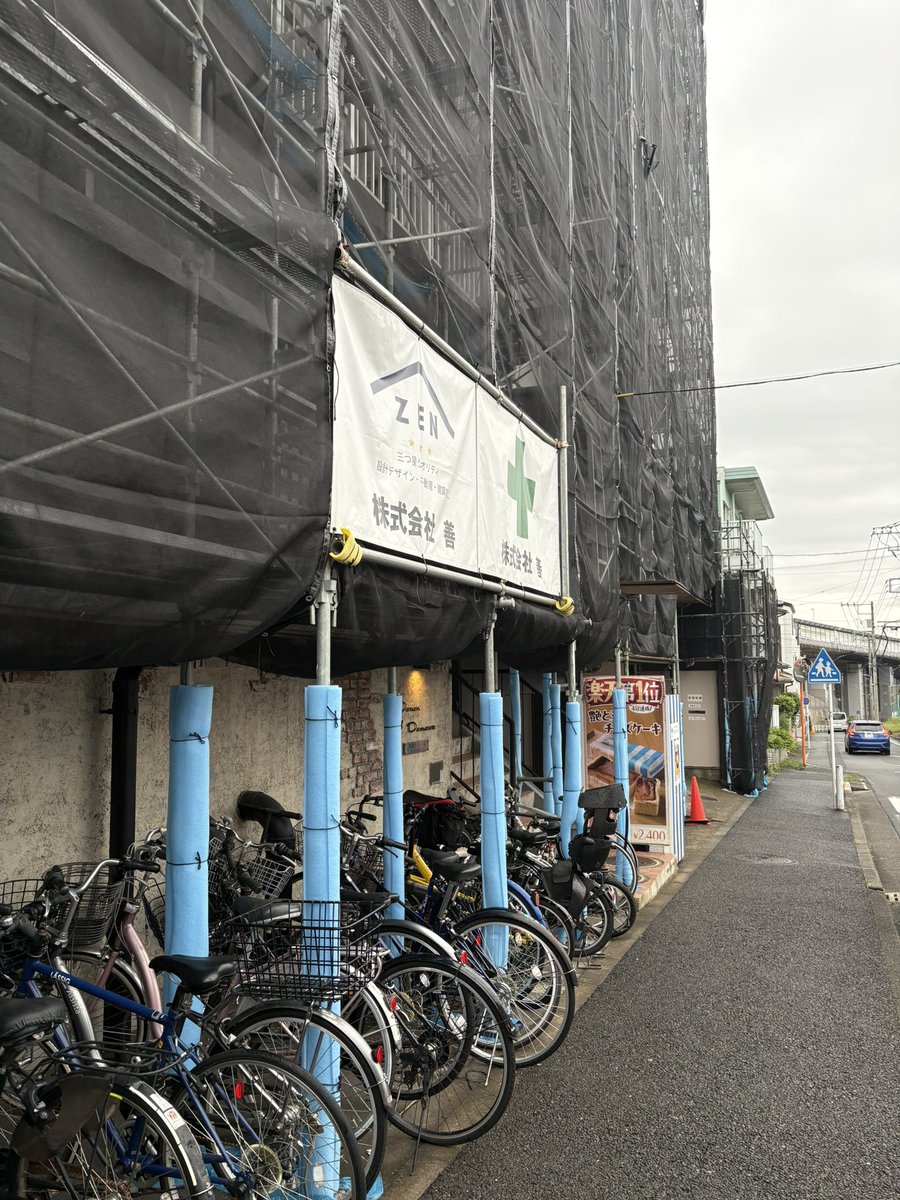 frozenkitchen24's tweet photo. #たまプラーザ 
にある國學院大グラウンドそばの
#スイーツ自販機 

現在マンションが工事中ですが、元気に営業中🈺 https://t.co/obF1O73r8o