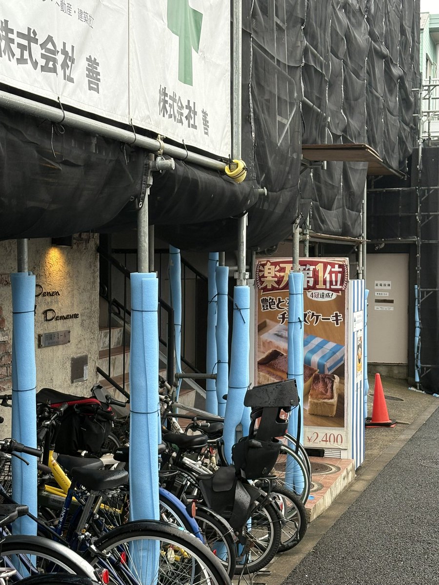 frozenkitchen24's tweet photo. #たまプラーザ 
にある國學院大グラウンドそばの
#スイーツ自販機 

現在マンションが工事中ですが、元気に営業中🈺 https://t.co/obF1O73r8o