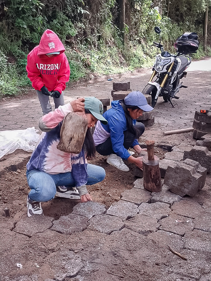 RegTerZ1NMixco's tweet photo. Trabajos de #reparación de #adoquín en la 45 av "El Manzanillo" zona 1 de #Mixco 👷🏻‍♀️🚧👷🏻‍♂️
#ConstruyendoElFuturo #500añosmixco https://t.co/MHKXemik4B