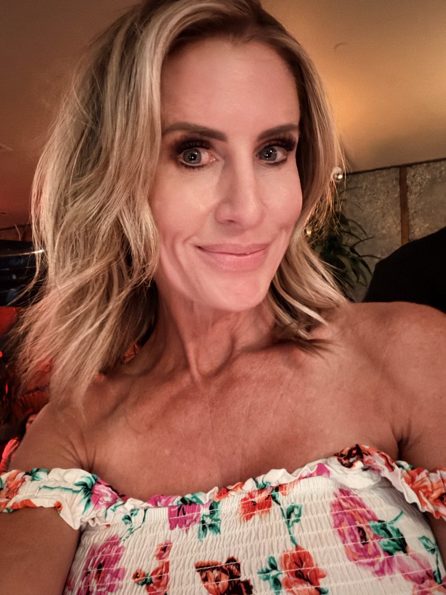 MskylieXo's tweet photo. 48, mom of 3...still worth it https://t.co/tPprdshaMp
