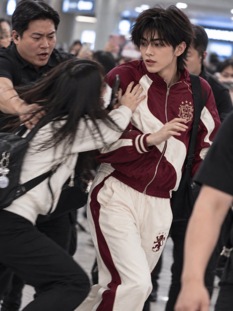 HXN_NEWS's tweet photo. 🚨🚨🚨! Uma Sasseng pulou para cima do Sangwon!!!! Logo Interviram.... Mais o melhor é...

#HXN_LABELS #DOUTS_SANGWON https://t.co/ujPS0V1DZl