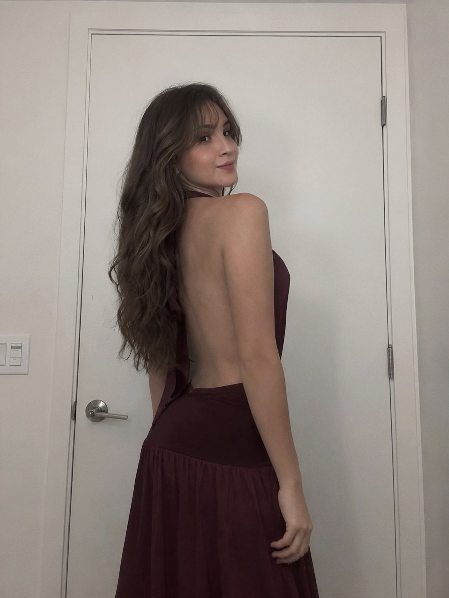 iMarisilv1's tweet photo. Vestido com as costas abertas tem seu charme, e eu amo! ❤️ https://t.co/aDoVdJ7z64