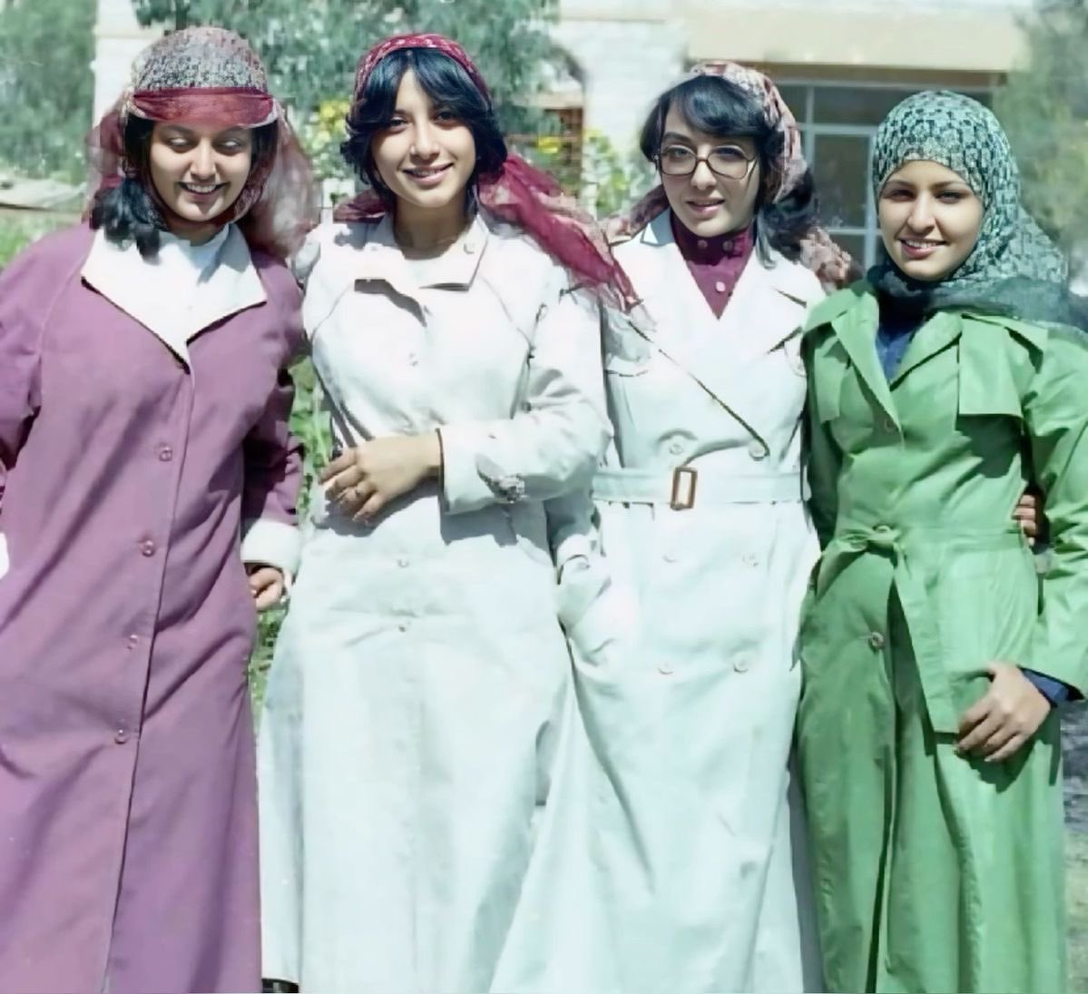 ql34w's tweet photo. #نسويات_اليمن 
لو نرجع خطوة بسيطة للوراء لجيل أمهاتنا وجداتنا في السبعينات والثمانينات والتسعينات هل كان النقاب بكتلته السوداء وطمسه للملامح موجود بهذا الشكل القسري؟ أبدًا https://t.co/nQTOLxzzHs