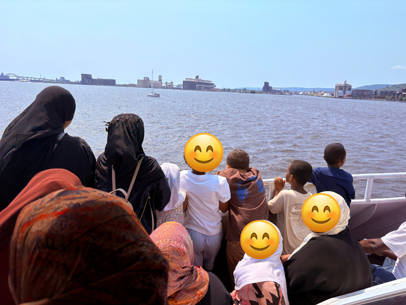 CommonBondComm's tweet photo. This summer, residents and staff from CommonBond's Seward Tower East and West took a trip to Duluth, MN in partnership with Seward Neighborhood Group. We are so grateful for the opportunity for young residents to gain new experiences and have fun with one another! 💙🛥️ https://t.co/67qO29L25b